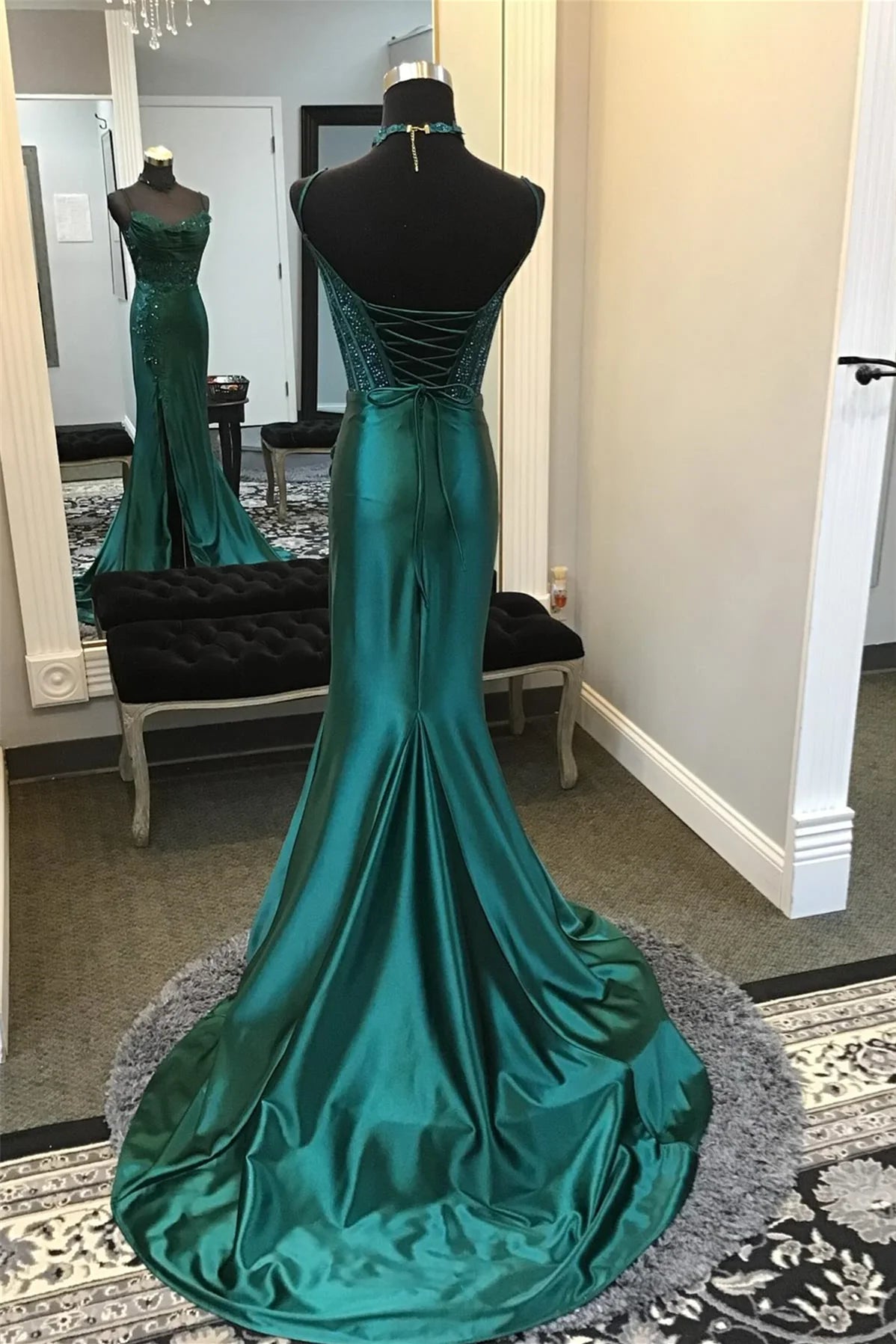 Vestido largo de fiesta con cuello vuelto y apliques verde esmeralda de Weitese